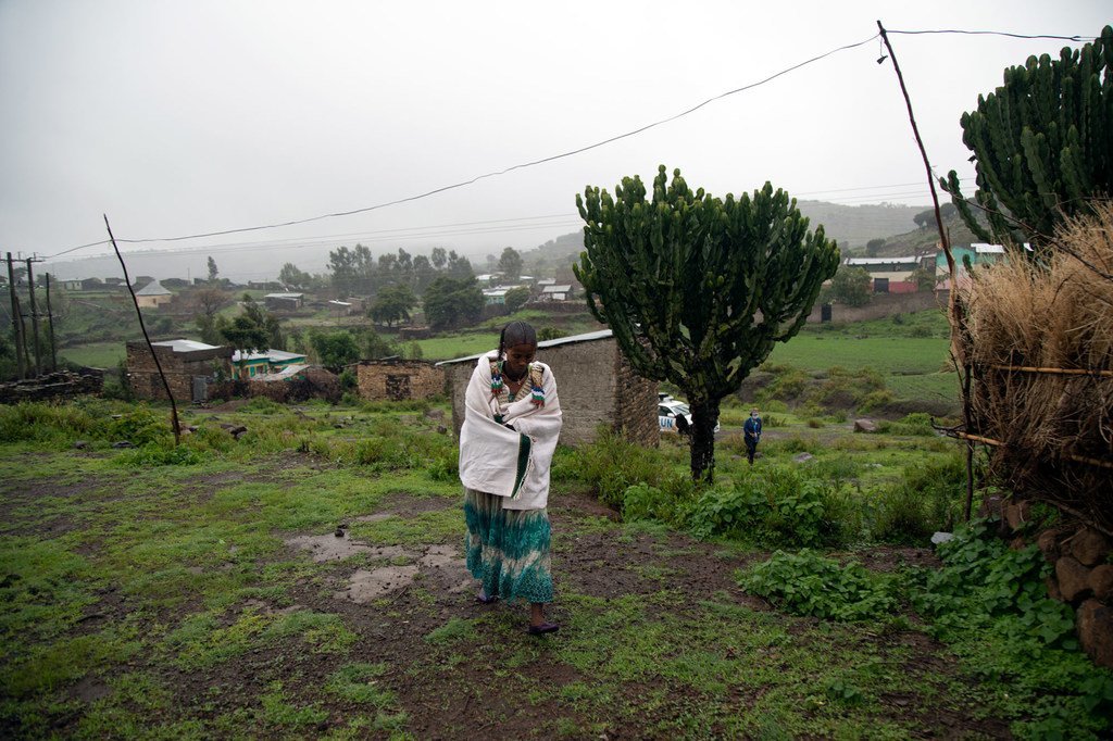Une femme dont le mari a été tué lors du conflit au Tigré gravit une colline pour rejoindre sa maison.