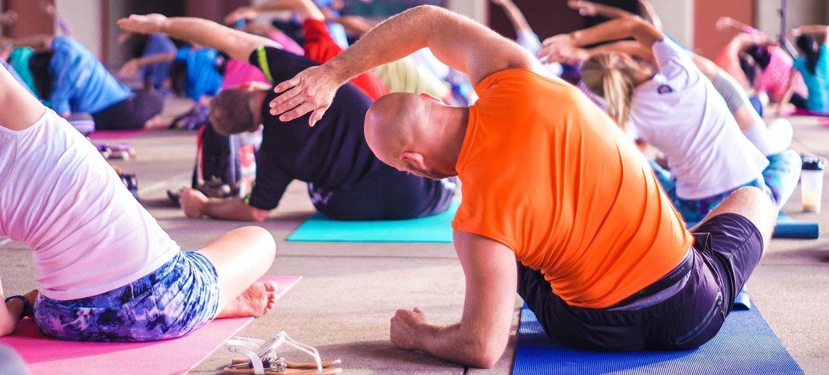 Praticar ioga ajuda a melhorar o bem-estar geral, aliviando o estresse.