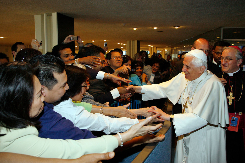 Papa Benedict XVI akisalimiana na Wafanyakazi wa Umoja wa Mataifa wakati wa ziara yake katika Makao Makuu ya Umoja wa Mataifa mwezi Aprili 2008. 