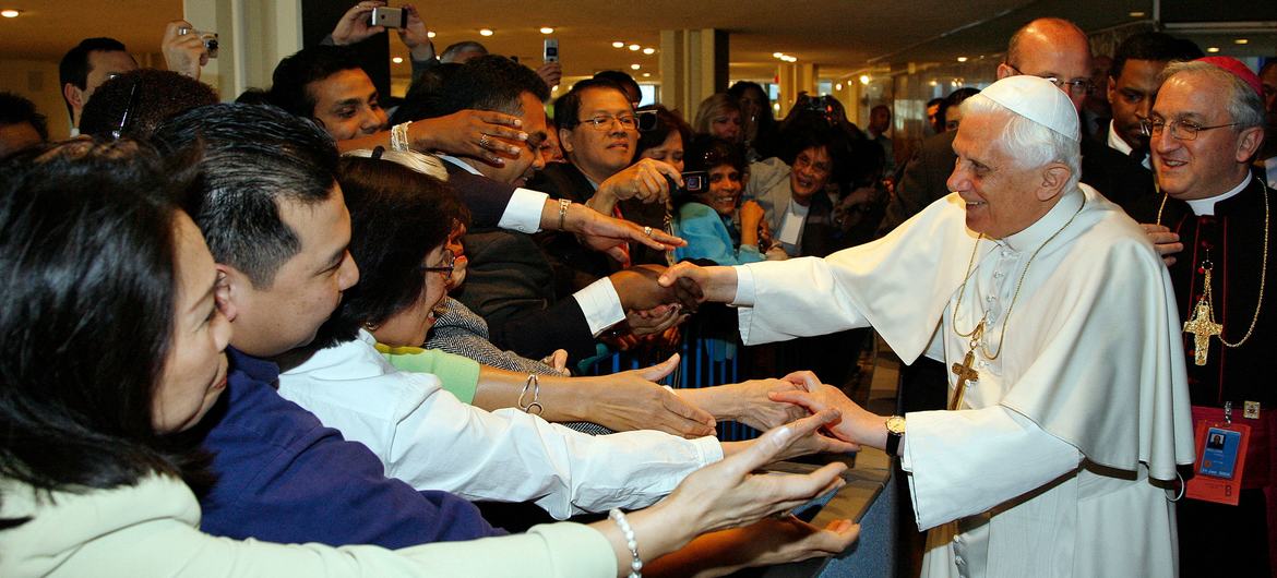 पोप बेनेडिक्ट 16वें, अप्रैल 2008 में यूएन मुख्यालय की यात्रा के दौरान, यूएन कर्मचारियों से मिलते हुए. (फ़ाइल फ़ोटो)