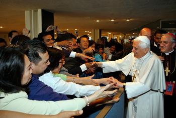 Le Pape Benoît XVI rencontre le personnel des Nations Unies lors de sa visite au siège des Nations Unies en avril 2008. (Photo d'archives).