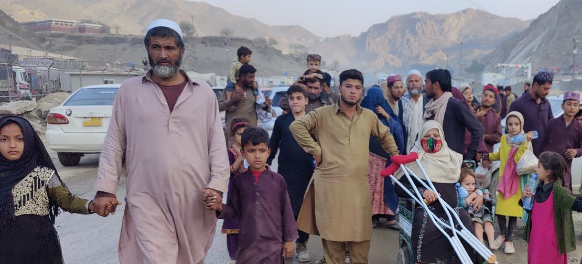 अफ़ग़ानिस्तान को वापिस लौटने वाले लोगों में, बहुत से लोग विकलांग, महिलाएँ, बच्चे और बुज़ुर्ग भी हैं.