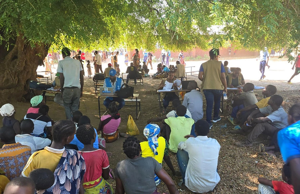 Pessoas que fugiram após a violência pós-eleitoral em Moçambique se registram para receber apoio humanitário no distrito malauiano de Nsanje Pessoas que fugiram após a violência pós-eleitoral em Moçambique se registram para receber apoio humanitário no distrito malauiano de Nsanje