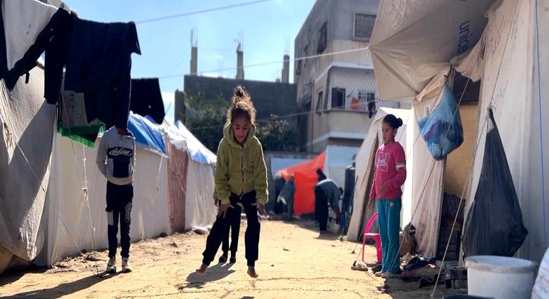 غزة: نازحون يتطلعون إلى السلام وأن ينظر إليهم العالم كبشر مع حلول عام جديد