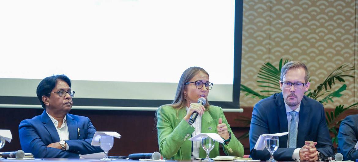 Анна (в центре) на конференции по энергетике.