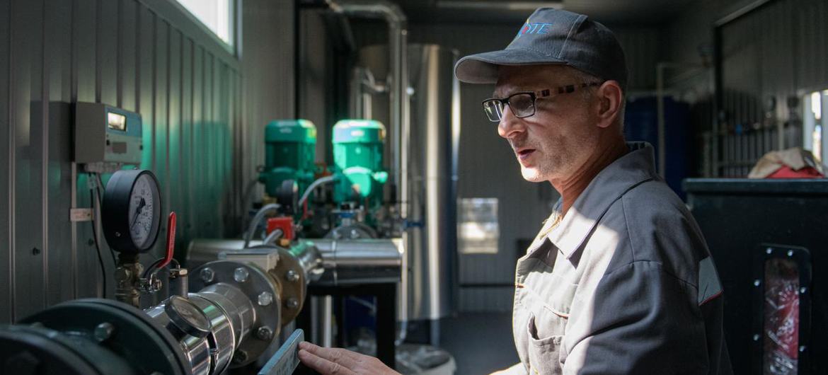 Сотрудник местной энергетической компании осматривает новое оборудование в одной из котельных Николаева.