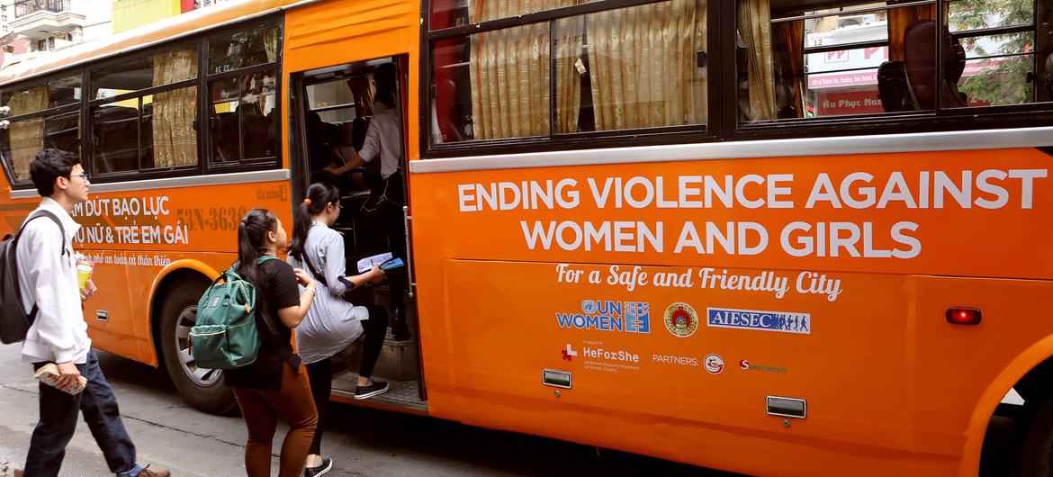 "حافلة المدينة الآمنة والصديقة" هي جزء من برنامج لزيادة الوعي حول التحرش الجنسي والعنف ضد النساء والفتيات في الأماكن العامة في فيت نام
