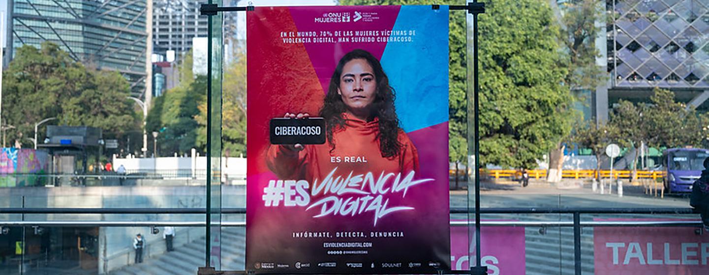Cartel de la campaña “Es real. #EsViolenciaDigital” en la Ciudad de México, México. Noviembre 2025.