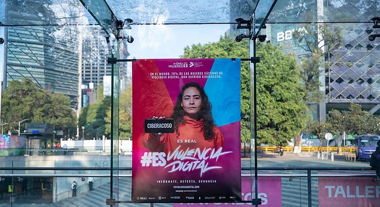 Cartel de la campaña “Es real. #EsViolenciaDigital” en la Ciudad de México, México. Noviembre 2025.