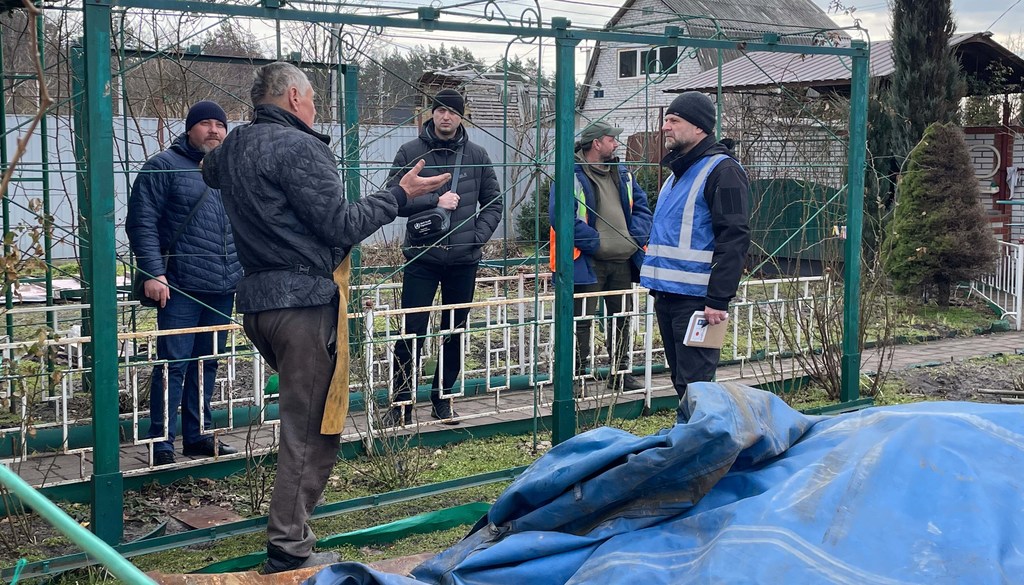 Alexander Lobov inspecte les bâtiments pour déterminer si les services d'urgence doivent être appelés ou s'il est possible de commencer à démanteler les décombres.