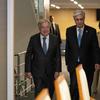 Генеральный секретарь ООН и президент Казахстана идут по коридору, украшенному флагами ООН и Казахстана.