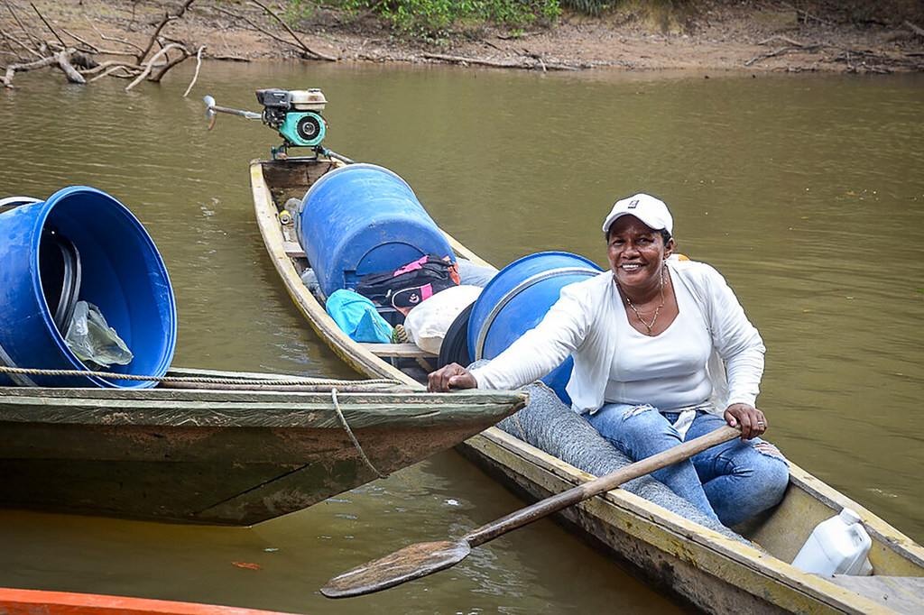 Las comunidades de Paraíso Amazónico recibieron suministros a través del río Peneya para iniciar proyectos agroforestales que integran cultivos locales y especies leñosas autóctonas. Las agricultoras también aprendieron a preparar fertilizantes orgánicos…