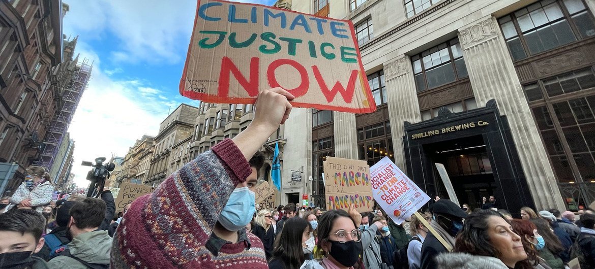 Jóvenes activistas climáticos participan en manifestaciones en la Conferencia Climática COP26 en Glasgow, Escocia.