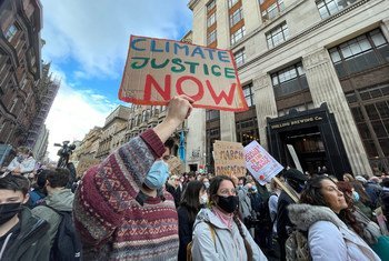在苏格兰格拉斯哥举行的第26届联合国气候变化大会上，年轻的气候活动家参加示威活动。