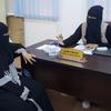 Сотрудники ЮНФПА проводят консультации для жительниц Йемена, чтобы повысить их осведомленность о последствиях калечащих операций на женских половых органах. 