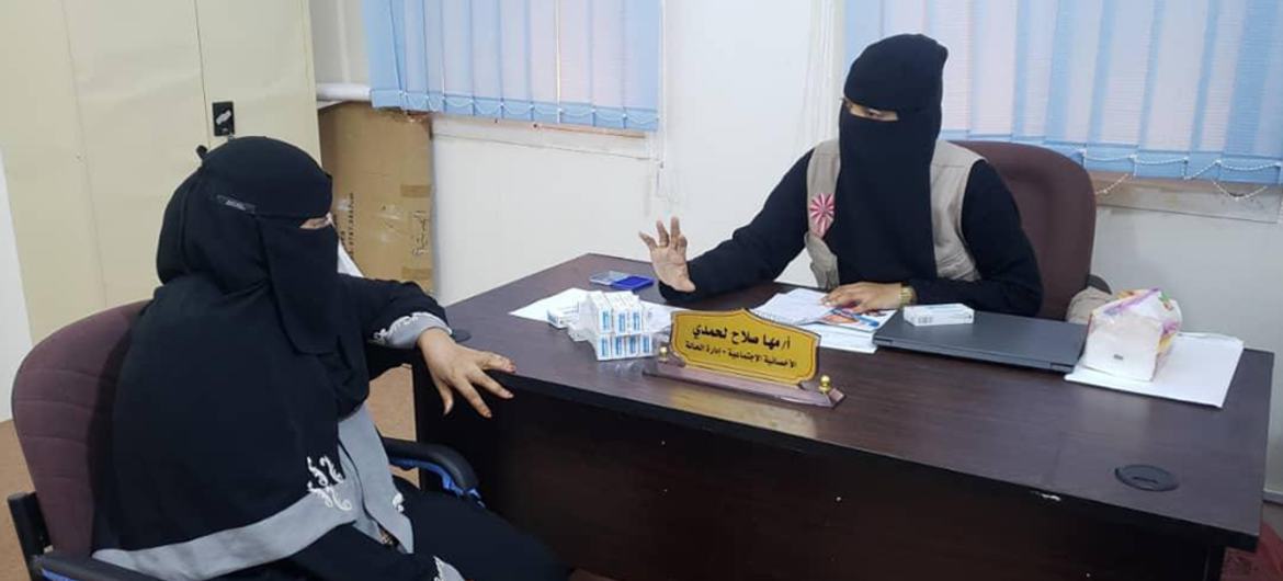 Сотрудники ЮНФПА проводят консультации для жительниц Йемена, чтобы повысить их осведомленность о последствиях калечащих операций на женских половых органах. 