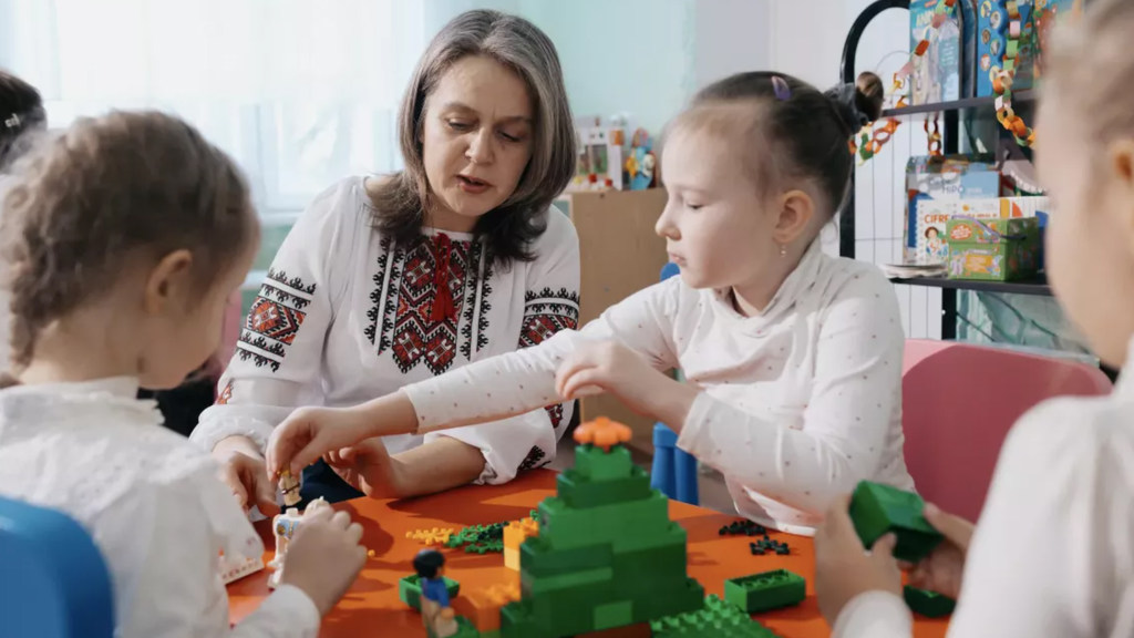 Психолог Наталья работает с детьми.  