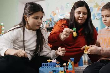 «Общение с другими детьми, с психологом, игра с LEGO развивает мышление и креативность».