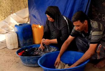 محمد وصباح التلولي، النازحان المقيمان في دير البلح وسط غزة، يكافحان للحصول على إمدادات النظافة الشحيحة وباهظة الثمن.