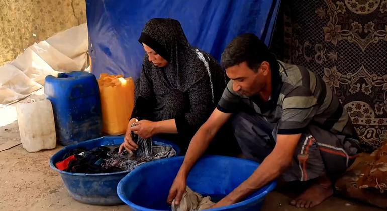 在加沙中部的代尔拜莱，穆罕默德和萨巴赫夫妇正在努力寻找清洁用品。物价飞涨，肥皂和其他清洁用品严重缺乏。