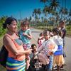 Las familias Warao se dirigen a la iglesia local para la distribución de dinero en efectivo.