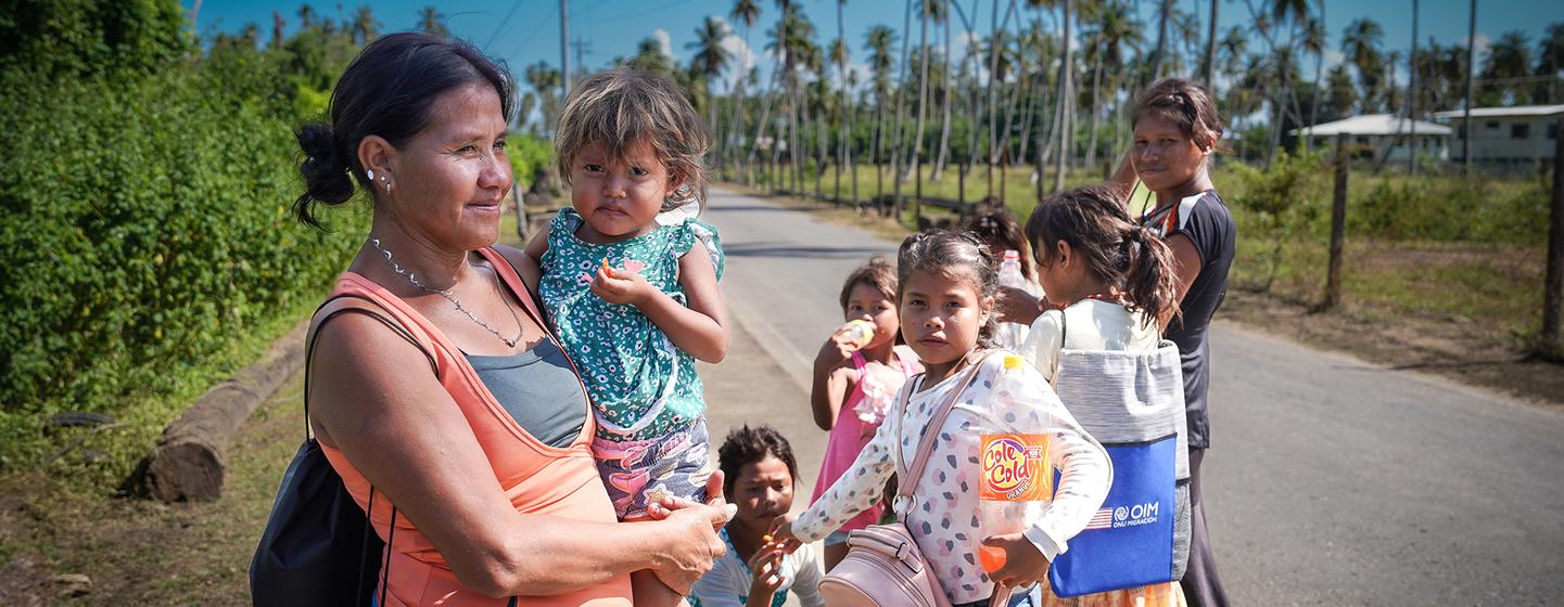 Las familias Warao se dirigen a la iglesia local para la distribución de dinero en efectivo.