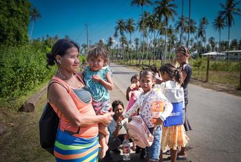 Las familias Warao se dirigen a la iglesia local para la distribución de dinero en efectivo.