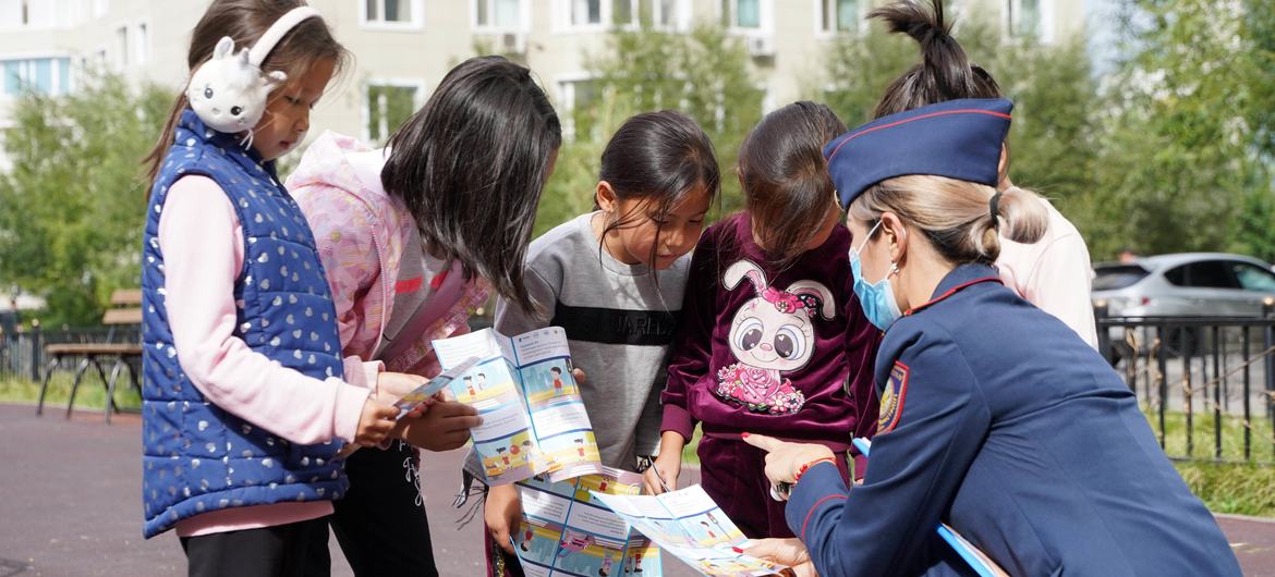 Власти Казахстана стремятся увеличить число женщин среди полицейских. 