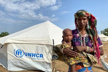 اللاجئون من جمهورية أفريقيا الوسطى وجنوب السودان يتسلمون ملاجئ طارئة في مخيم الردوم في جنوب دارفور، السودان.