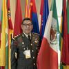 El general de brigada Ramón Guardado Sánchez, con su uniforme militar, se encuentra entre las banderas de las naciones en la Sede de la ONU en Nueva York.