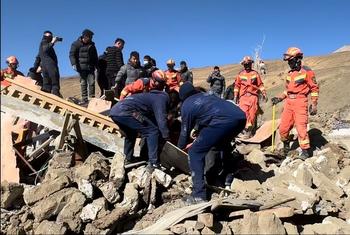 中国西藏日喀则市定日县发生6.8级地震后，当地中国消防人员参与救援。