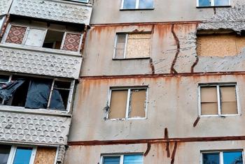 Такой визуальный ряд – заколоченные досками окна – в Харькове сейчас никого не удивляет.