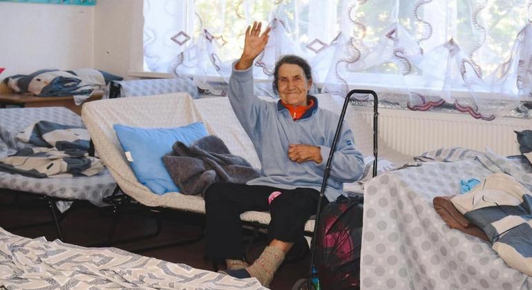 Baba Nina, akiwa katika kituo cha mpito cha Mezhova baada ya kukimbia mapigano mkoa wa Donetsk nchini Ukraine.