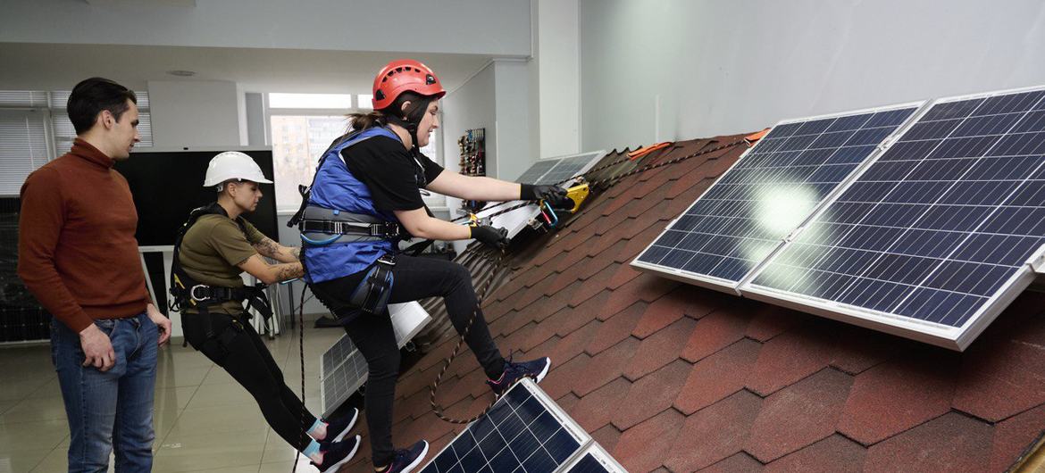 ПРООН помогает Украине развивать новый рынок энергосервиса – от заключения контрактов до обучения монтажу солнечных панелей. 