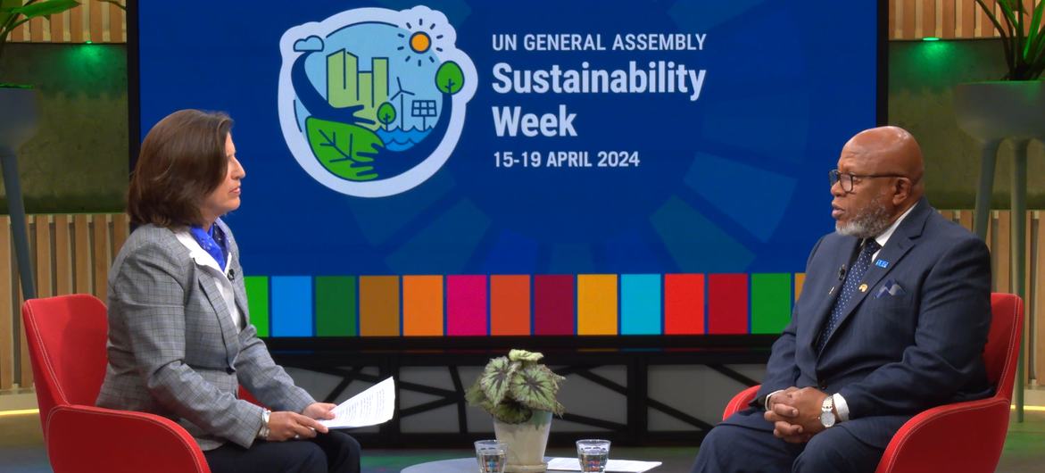Заместитель Генерального секретаря ООН по глобальным коммуникациям Мелисса Флеминг с председателем 78-й сессии Генеральной Ассамблеи Деннисом Фрэнсисом.