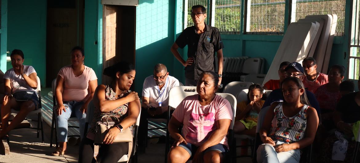 Familias del Socorro de Yolillal, Upala se reúnen para celebrar el nuevo parque temático de la comunidad.
