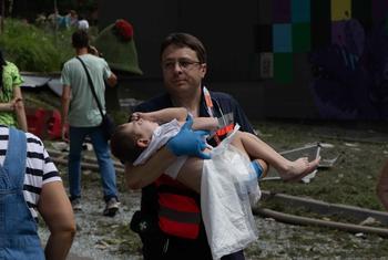 آثار الدمار والإصابات التي خلفتها ضربة صاروخية أصابت بنى تحتية وصحية في العاصمة الأوكرانية كييف.