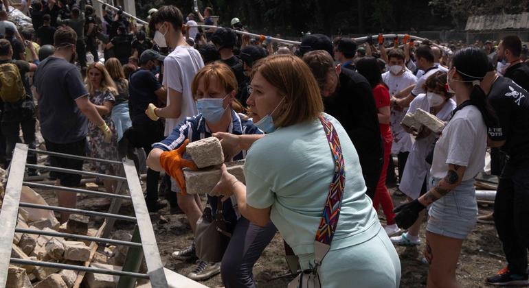 На помощь сотрудникам ГСЧС пришел медперсонал, а также сотни неравнодушных киевлян. 