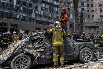 基辅市中心遭受导弹袭击的后果。