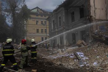 Bomberos apagando el incendio causado por un misil en Kiev, Ucrania. (Archivo)
