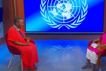 Dkt. Natalia Kanem (kushoto), Mkuu wa Shirika la Umoja wa Mataifa la Afya ya Uzazi na Idadi ya Watu, (UNFPA), akizungumza na Mita Hosali katika mahojiano na UN News.