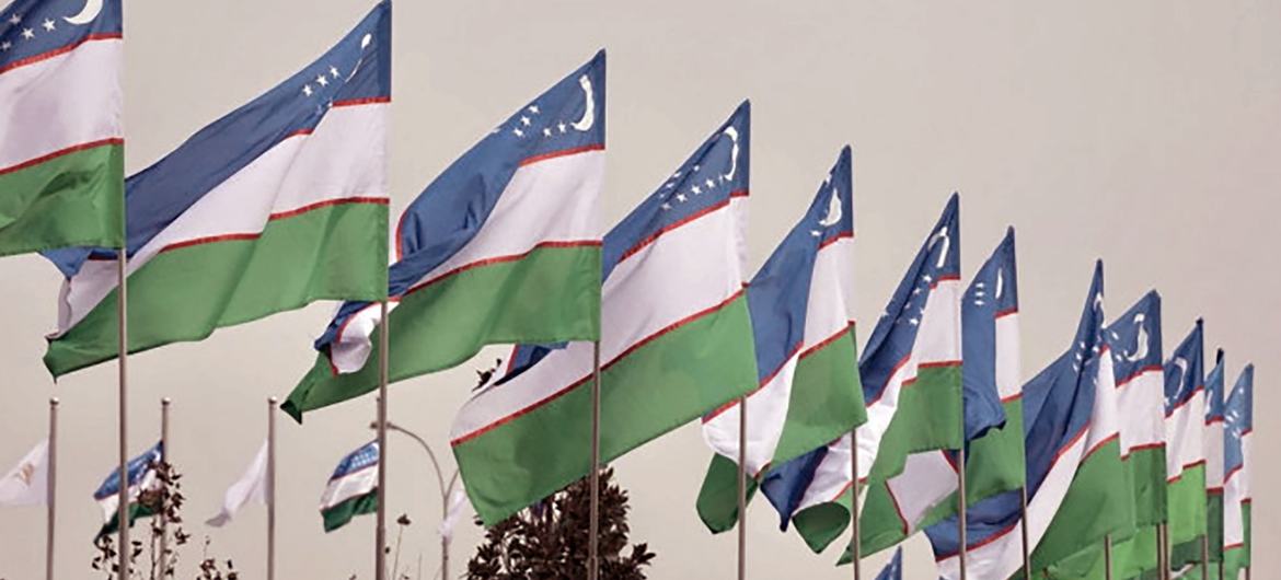 Национальные флаги в столице Узбекистана.  