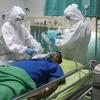 Médicos cuidam de um paciente com Covid-19