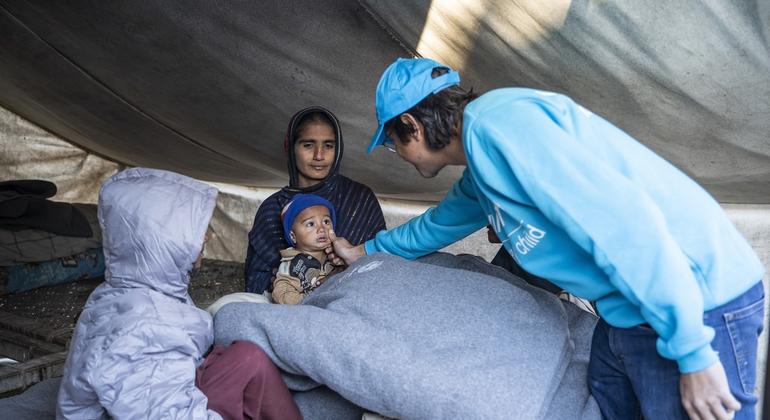 Afisa Mawasiliano wa UNICEF - Moeed Hussain akiipa familia blanketi wakati wa usambazaji wa vifaa vya majira ya baridi vya UNICEF katika Kijiji cha Zangi Brohi, Wilaya ya Dadu, Sindh, Pakistan.