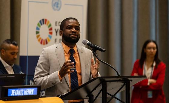 Le conseiller jeunesse Jevanic Henry prend la parole au Forum des jeunes de l'ECOSOC