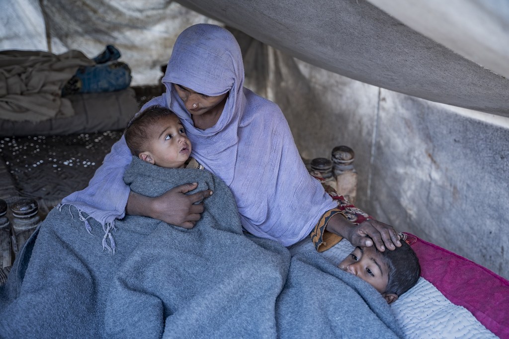 پاکستان کے زنگی بروہی گاؤں میں لکھی بی بی یونیسف سے ملنے والے خیمے میں اپنے بچوں کو سرد موسم میں گرم رکھنے کی کوشش کر رہی ہے۔