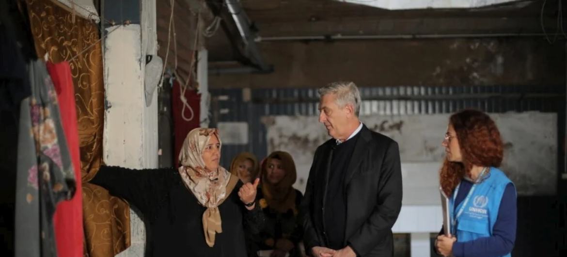 بیروت میں شامی پناہ گزین اُمہ جمعہ فیلیپو گرانڈی کو بتا رہی ہیں کہ نو افراد پر مشتمل ان کا کُنبہ ایک کمرے میں رہنے پر مجبور ہے۔