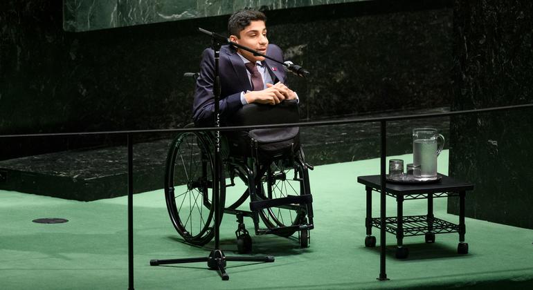 الشاب القطري غانم المفتاح أثناء إلقاء كلمته أمام الجلسة السادسة عشر لمؤتمر الدول الأطراف في اتفاقية حقوق الأشخاص ذوي الإعاقة 