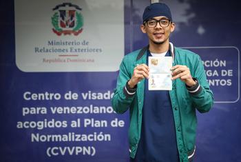 Jhon Sánchez muestra su visado de la República Dominicana que le permitirá trabajar con normalidad.