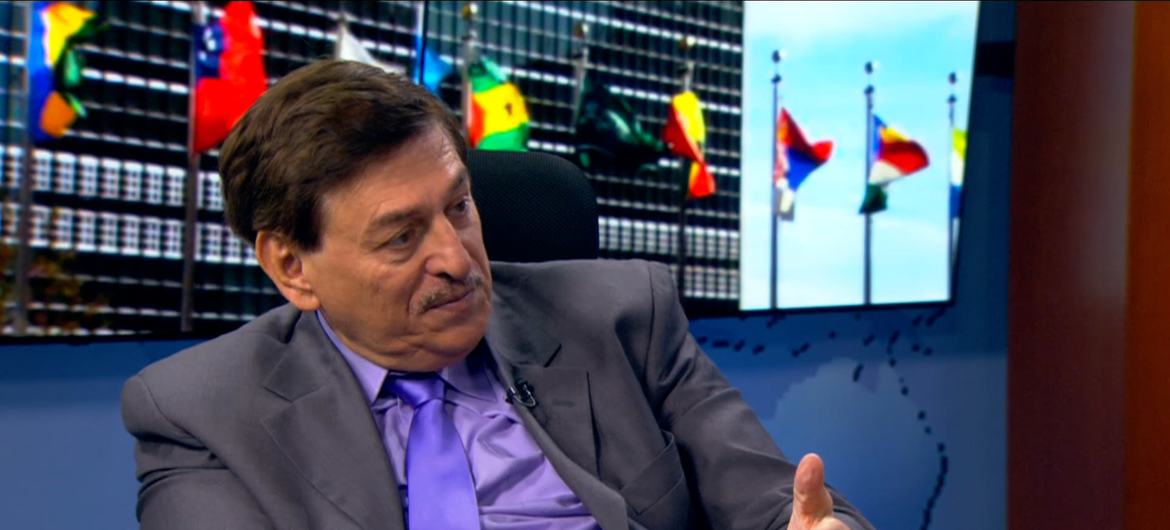 نواف كبارة، رئيس المنظمة العربية لحقوق الأشخاص ذوي الإعاقة، يتحدث في مؤتمر.